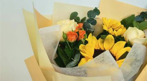 Participants créant des bouquets